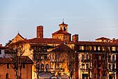 Pavia - Le torri medioevali e S. Michele emergono sullo skyline dal ponte coperto. 